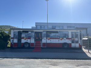 FOTO: Autobus, který nikam neodjede. Trafostanici v Brně proměnili v umělecké dílo