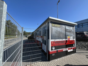 FOTO: Autobus, který nikam neodjede. Trafostanici v Brně proměnili v umělecké dílo