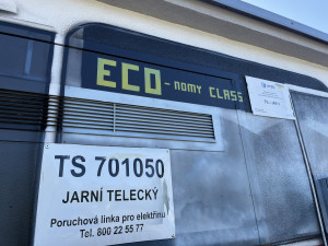FOTO: Autobus, který nikam neodjede. Trafostanici v Brně proměnili v umělecké dílo
