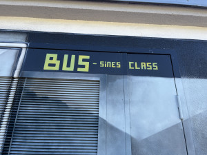 FOTO: Autobus, který nikam neodjede. Trafostanici v Brně proměnili v umělecké dílo