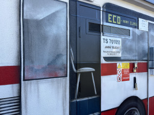 FOTO: Autobus, který nikam neodjede. Trafostanici v Brně proměnili v umělecké dílo