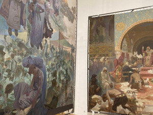 Mucha zůstane na jihu Moravy dalších pět let, Praha propůjčuje Slovanskou epopej