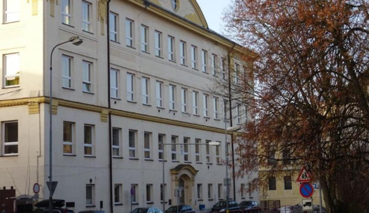 Oprava ZŠ 5. května v Jablonci skončí v říjnu. Děti a učitelé se vrátí už v polovině září