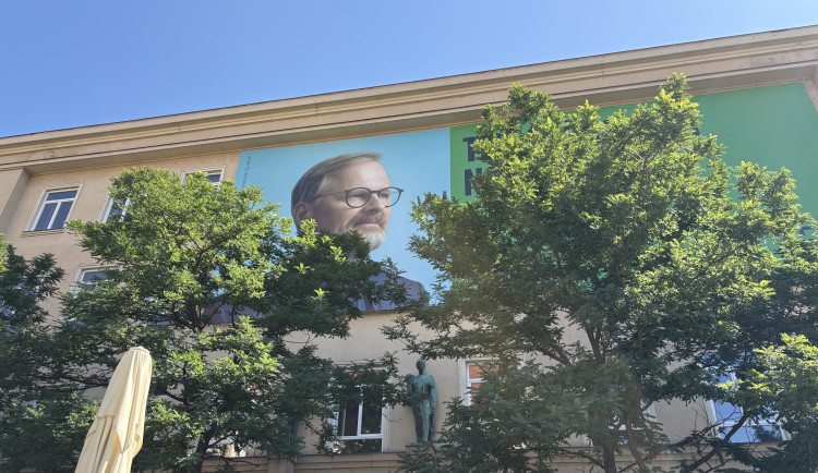 ANKETA: Fialův obří billboard rozděluje Brňany. Památkáři zuří, lidé se smějí