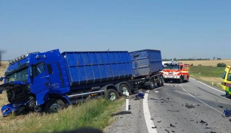 Silnici mezi Želetavou a Svojkovicemi zablokovala tragická dopravní nehoda