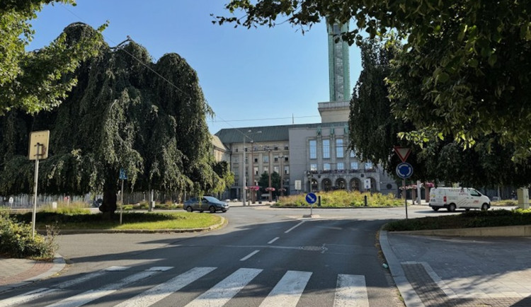 Uzavírka rondelu u magistrátu na týden omezí dopravu v centru Ostravy