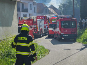 FOTO: Na Vyškovsku hořel rodinný dům. Dva lidé se zranili, na hasiče spadl trám