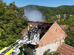 FOTO: Na Vyškovsku hořel rodinný dům. Dva lidé se zranili, na hasiče spadl trám