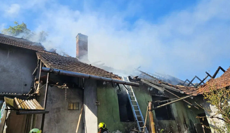 FOTO: Na Vyškovsku hořel rodinný dům. Dva lidé se zranili, na hasiče spadl trám