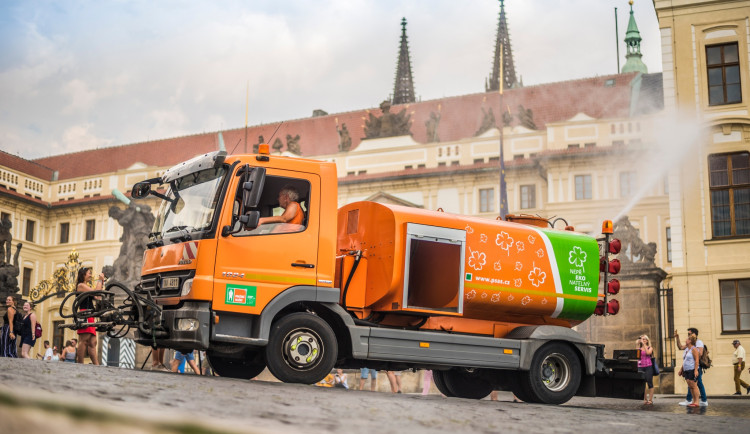 Pražské ulice kvůli přízemnímu ozonu přece jen pokropí, může vyvolat kašel i migrénu