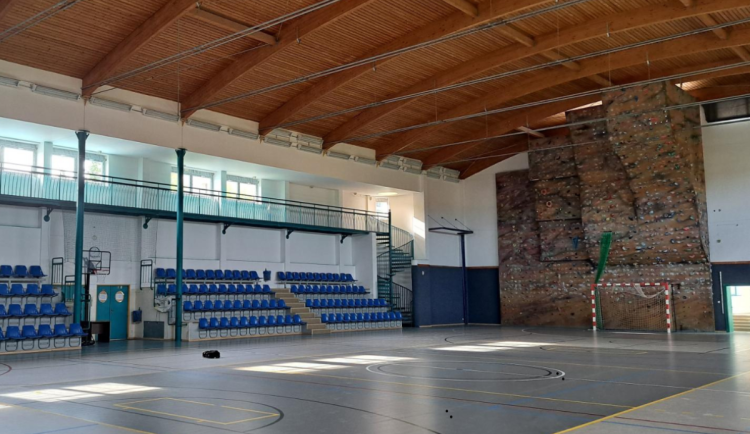 Rekonstrukce sportovní haly ZŠ Strž ve Dvoře přinesla moderní osvětlení a ozvučení