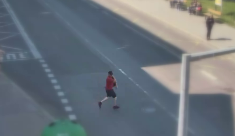 VIDEO: Hádka u metra Luka skončila pobodáním. Po útočníkovi pátrá policie