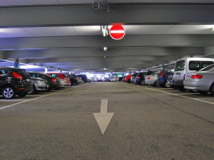 Parkovací bitva v Ivanovicích. Řidič najížděl na seniorku, aby získal místo