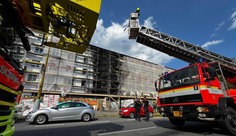 Požár domu v Havířově si vyžádal jednu oběť, šest lidí se nadýchalo kouře