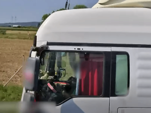 Šofér kamionu si u Brna dopřál oběd za jízdy, talíř položil na volant
