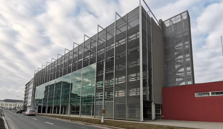 Seniora v Radíkově surově mlátili, chtěli miliony. Soud potrestal trojici Slováků za loupež