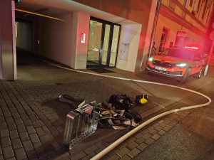 Požár bytu v Křenové ulici uvěznil ženu na balkoně, vyvedli ji hasiči