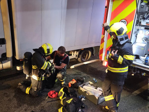 Požár bytu v Křenové ulici uvěznil ženu na balkoně, vyvedli ji hasiči