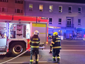 Požár bytu v Křenové ulici uvěznil ženu na balkoně, vyvedli ji hasiči