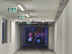 Požár bytu v Křenové ulici uvěznil ženu na balkoně, vyvedli ji hasiči