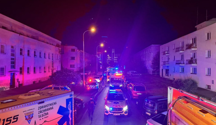 Požár zničil byt na Barrandově, z domu hasiči zachránili dvacet lidí