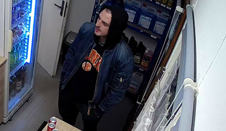 VIDEO: Lupič přepadl benzínku v Hranicích. S vyšetřováním může pomoct neznámý svědek