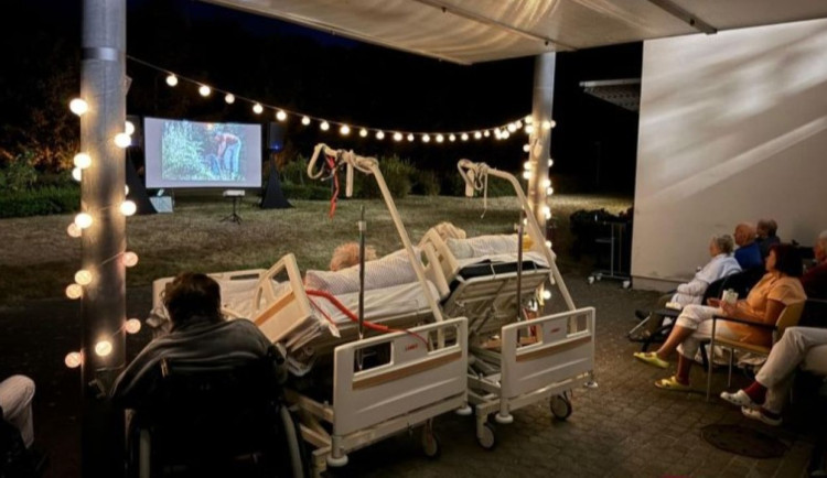 Nemocnice připravila pro své pacienty letní kino v parku. Mnozí film sledovali z postele