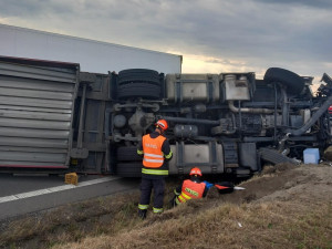 Na Vyškovsku se srazily dva kamiony, zablokovaly silnici první třídy