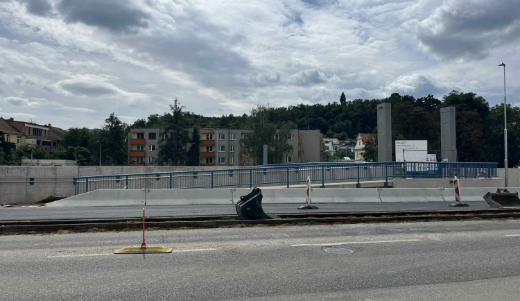 Letní dopravní peklo končí, brněnské šaliny se už v pondělí vrátí na obvyklé trasy