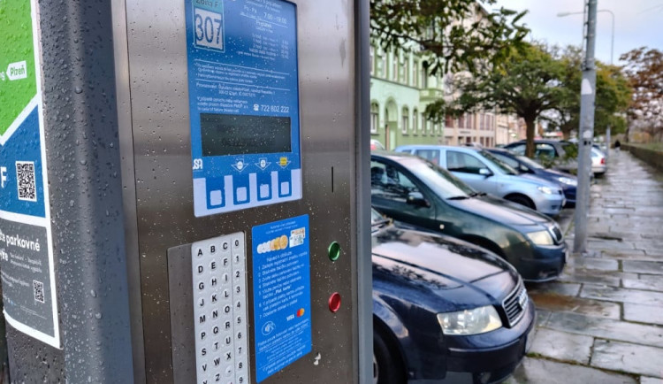 Konec výjimky, majitelé elektroaut v Plzni začnou od září platit za parkování