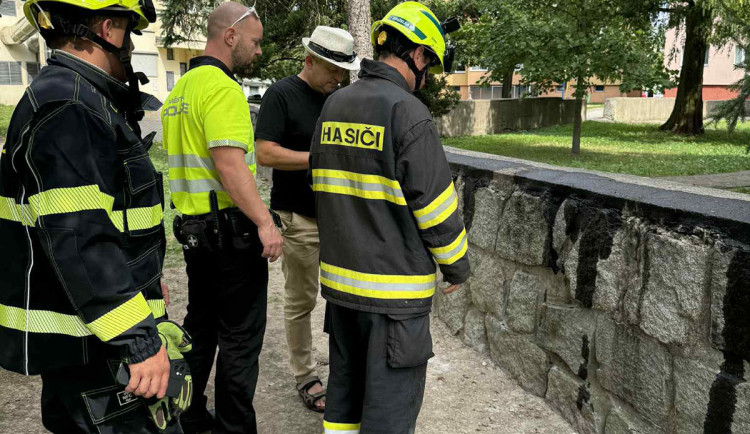 Olejová válka v Litovli. Obyvatel sídliště polil zídku v parčíku tmavým mazivem, brzy přišla pomsta
