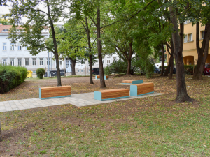 Park před gymnáziem na Vídeňské ožil. Přibyly stromy, lavičky i místo pro relax