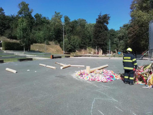 Vítr na jihu Moravy lámal stromy a ničil střechy. Hasiči hlásí téměř šedesát zásahů