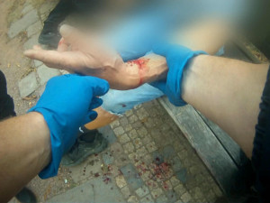 Padesátník v Brně si u kostela podřízl žíly. K sebevraždě ho dohnaly minulé zločiny