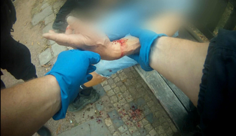 Padesátník v Brně si u kostela podřízl žíly. K sebevraždě ho dohnaly minulé zločiny