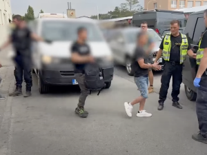 VIDEO: Policie odhalila v Olomoucké ulici v Brně nelegálně zaměstnané cizince