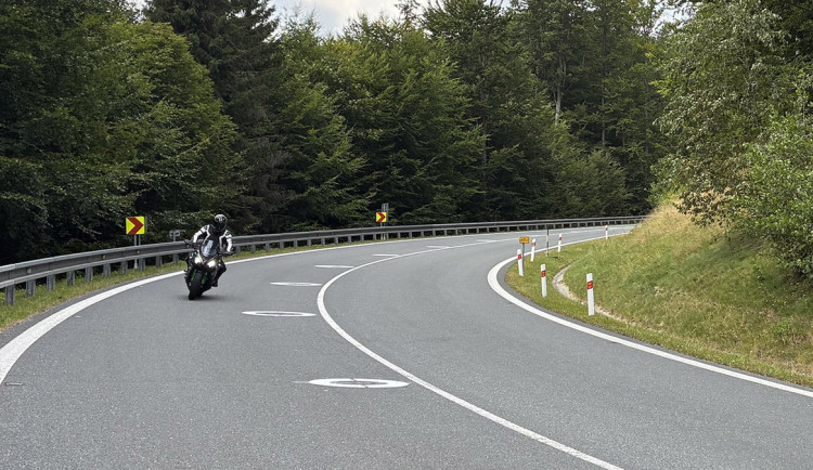 VIDEO: Motorkářům na Červenohorském sedle má pomoct nové dopravní značení, inspirací je Rakousko