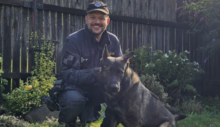 Pachatel vloupačky z místa činu utekl. Policejní pes Dar ho ale našel během chvilky