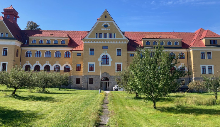 Bývalý internát v Zeyerově ulici se proměnil ve školu. Dnes poprvé přivítala žáky