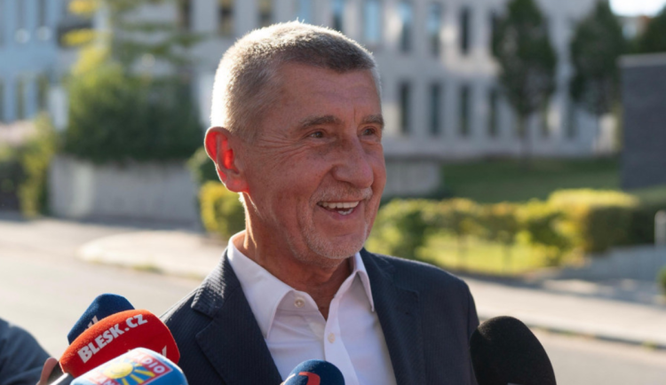 Babiše udeřil občan na mítinku kovovým předmětem do hlavy, byl v nemocnici