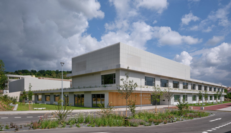 V Berouně otevřeli nový vzdělávací kampus, navrhlo ho pražské studio OVA