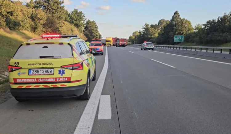 Na dálnici D2 u Blučiny se ve směru na Brno srazilo několik nákladních aut
