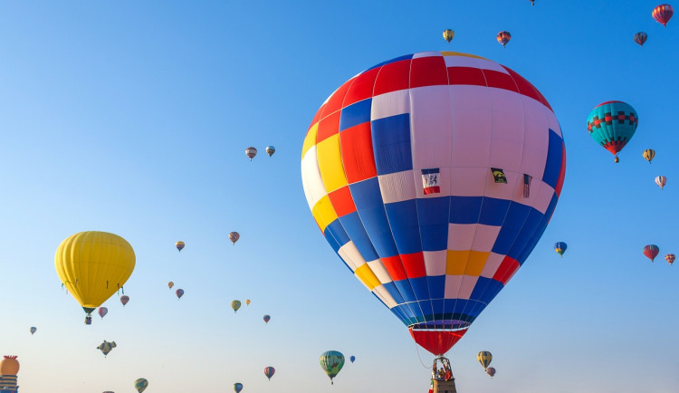 Osmdesát balonů nad Hradcem Králové: První start bude už dneska odpoledne