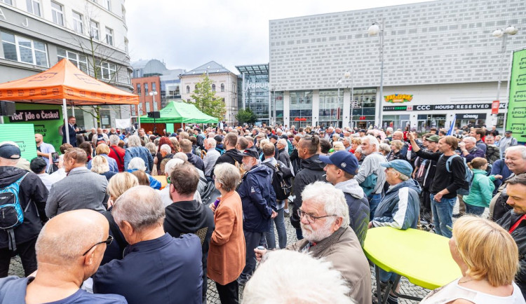 Nadávky a výčitky, ale i potlesk. Na premiéra Fialu čekalo v Liberci zaplněné prostranství před Dunajem