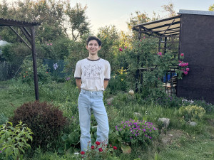 Student z Brna šije módu, která vydrží roky. Len si pěstuje sám