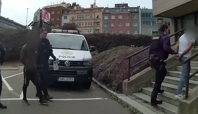 Policie zadržela trojici mužů. Ti jsou podezřelí ze znásilnění handicapované ženy