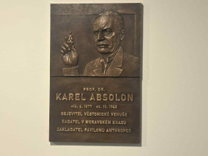 Badatel Absolon založil Anthropos a zařídil mamuta. Dostal novou pamětní desku