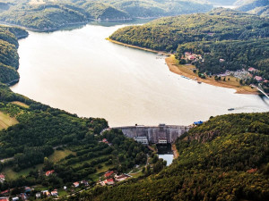 Při nehodě dvou osobních aut nedaleko Vranovské přehrady zemřel jeden řidič