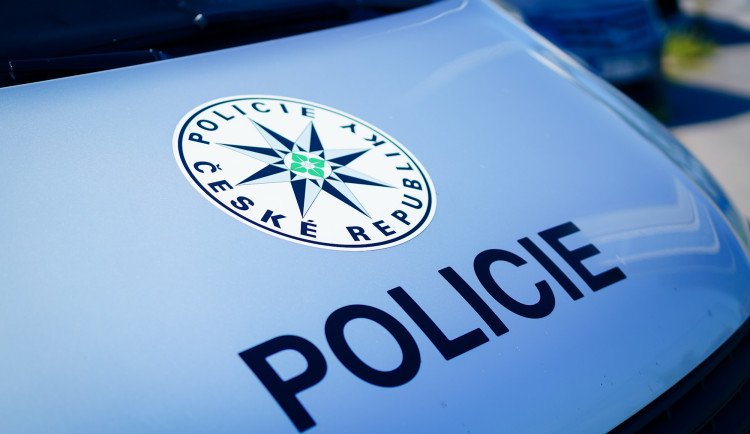 Ukradené peníze přeposlal jiné ženě. Ta je vložila do BitcoinMatu, teď ji stíhá police