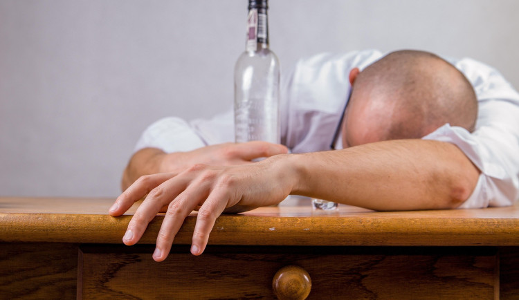 Vyškov má problém s opilci. Mohlo by přibýt míst, kde je alkohol zakázaný